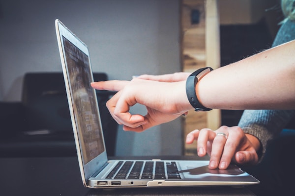 شاشة تعرض تطبيقات تمثل البرمجة والويب